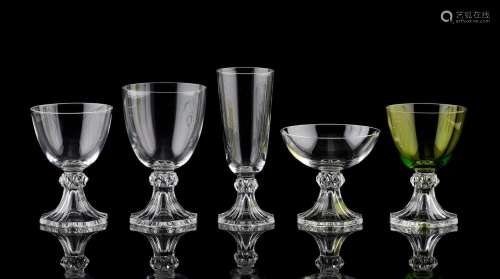 Verrerie: Service de verres en cristal clair taillé, modèle ...