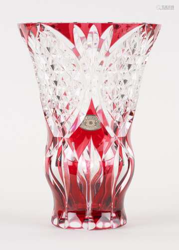 Verrerie: Vase en cristal clair taillé doublé rubis.Signé so...