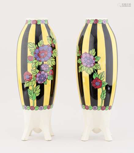 Céramique: Lot se composant de deux vases en forme de fusée ...