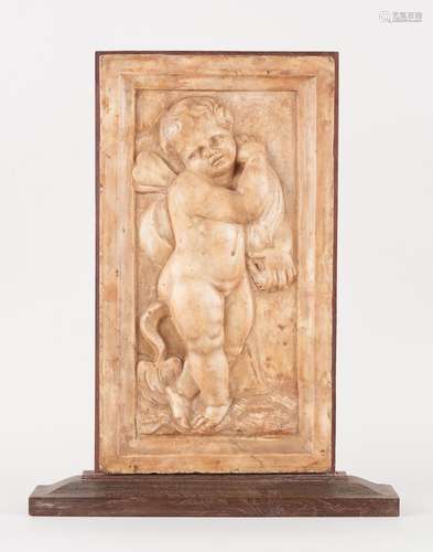 Sculpture en albâtre: Bas-relief au motif d'un amour ail...