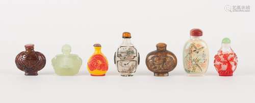 Objets d'Art: Suite de sept snuff bottles, deux en verre...