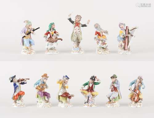 Céramique: Suite de onze figurines en porcelaine polychrome ...