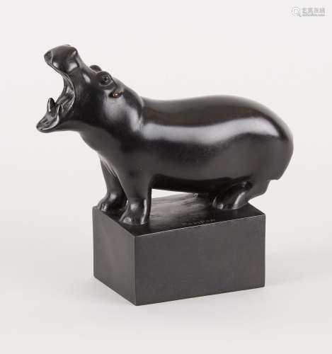 Sculpture en bronze à patine foncée: Hippopotame.Signée: Pom...