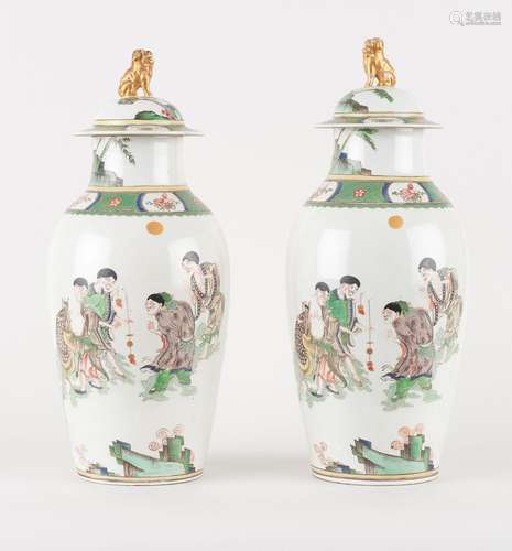 Céramique: Lot se composant de deux vases en porcelaine poly...