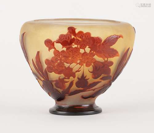 Verrerie: Vase sur piédouche en verre doublé au décor floral...