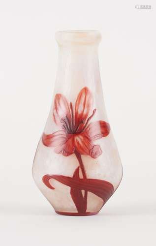 Verrerie: Vase en verre doublé au décor floral, fond martelé...