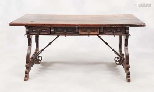 Meuble: Table en bois sculpté et entrelacs de fer forgé à qu...