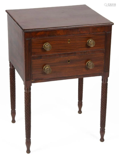 MID-ATLANTIC CLASSICAL MAHOGANY STAND TABLE