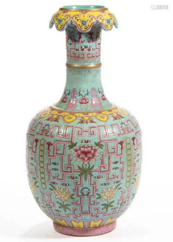 CHINESE EXPORT PORCELAIN FAMILLE ROSE VASE