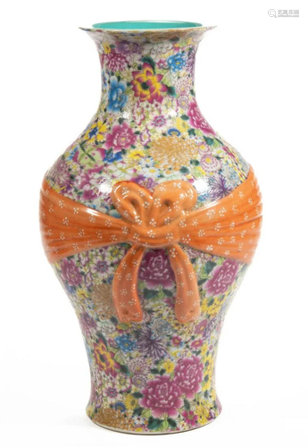 CHINESE EXPORT PORCELAIN FAMILLE ROSE VASE