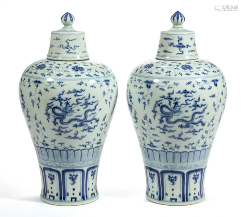 CHINESE EXPORT PORCELAIN BLUE AND WHITE PAIR OF VASES