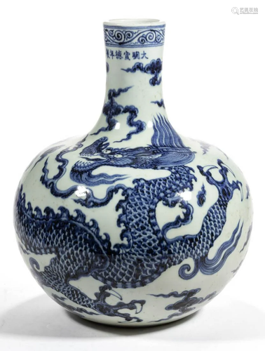 CHINESE EXPORT PORCELAIN BLUE AND WHITE VASE