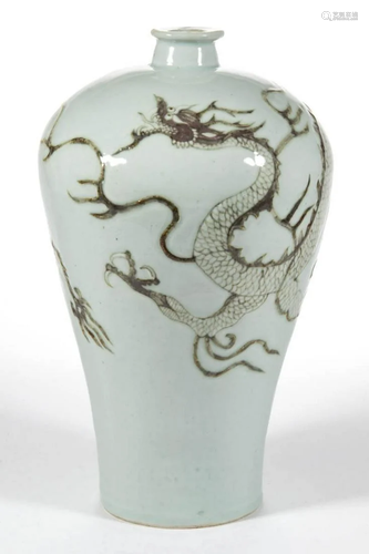 CHINESE QING-STYLE PORCELAIN VASE