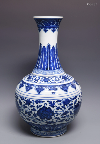 A Chinese Blue and White Porcelain Vase