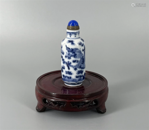 CHINESE BLUE AND WHITE SNUFF BOTTLE,QIANLONG MARK