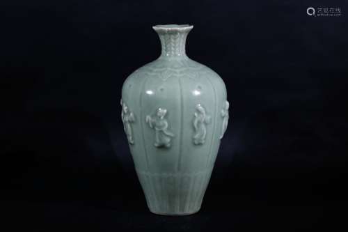 龍泉雕瓷人物瓶