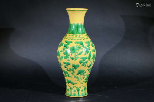 黃地綠彩花卉瓶