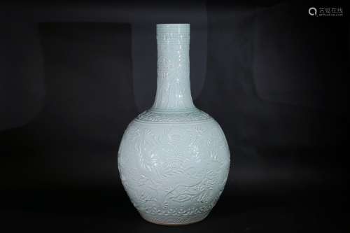 豆青釉雕瓷龍紋天球瓶