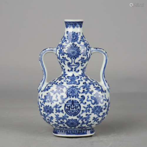 Blue and White Interlocking Lotus Double-Gourd-Shaped Vase
