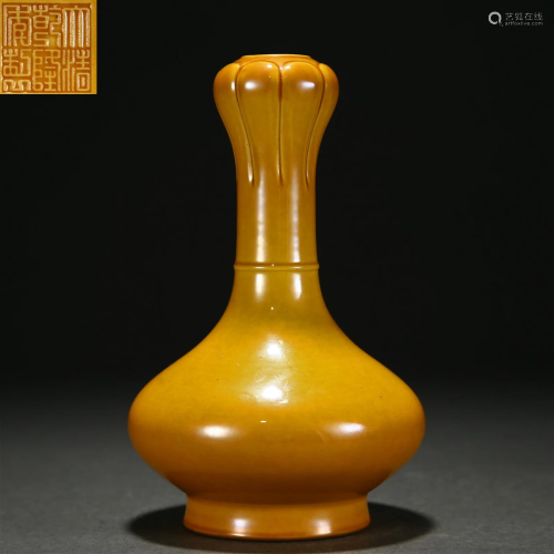 A Chinese Yellow Glazed Vase Qing Dyn.
