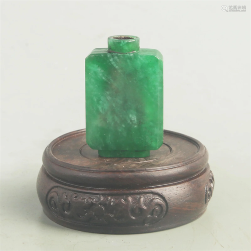 A FINE JADEITE MADE SNUFF BOTTLE