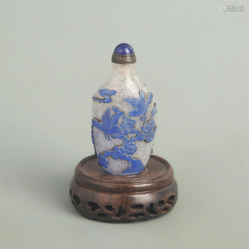 A FLOWER PATTERN GLASS MADE SNUFF BOTTLE