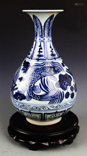 A FINE BLUE AND WHITE COLOR YU HU CHUN PATTERN VASE