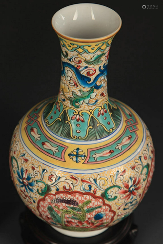 A ENAMEL COLOR FLOWER PATTERN PORCELAIN VASE