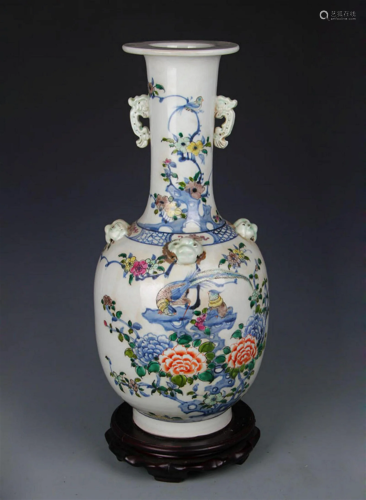 A LARGE BLUE AND WHITE PEONY FLOWER PATTERN VASE