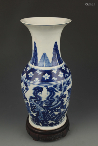 A BLUE AND WHITE PHOENIX AND PEONY PORCELAIN VASE