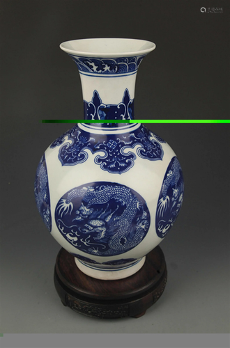 A BLUE AND WHITE DRAGON PATTERN PORCELAIN VASE