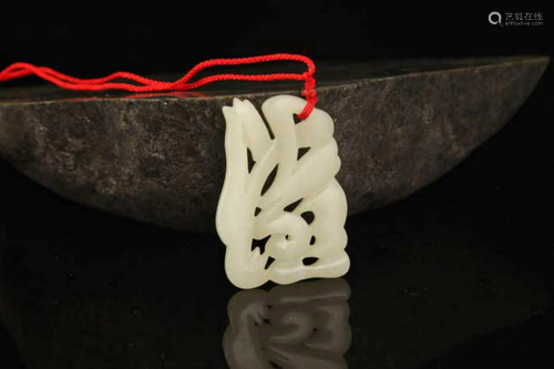 A FINE HOLLOW CARVED HETIAN JADE PENDANT