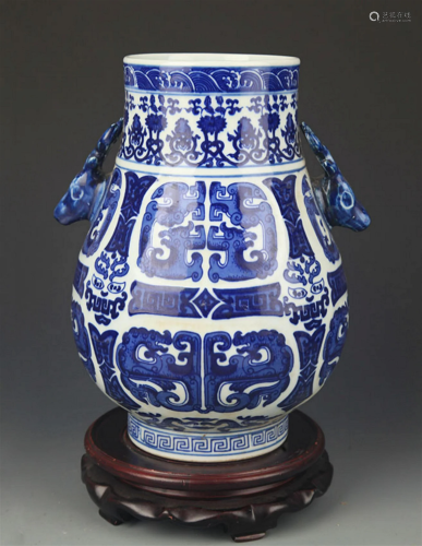A BLUE AND WHITE DEER HEAD HANDLE VASE