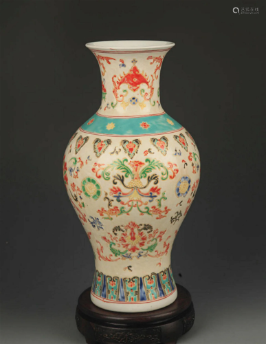 A FAMILLE ROSE FLOWER PAINTED DECORATIVE VASE