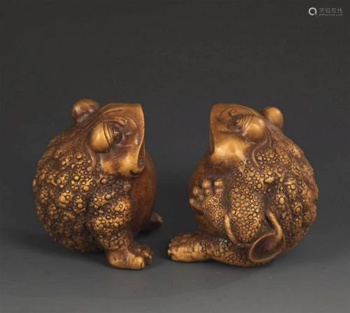 PAIR OF FINE BRONZE GOLD TOAD PAPER WEIGHT