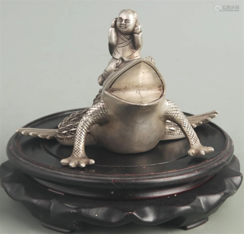 A FINE BOY WITH GODEN TOAD WHITE BRONZE FIGURE