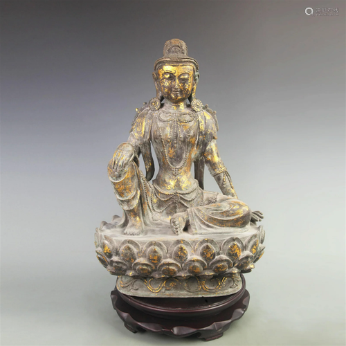 A FINE GILT BRONZE GUAN YIN STATUE