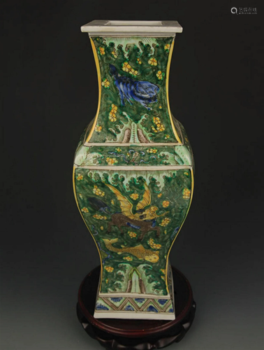 A SAN CAI COLOR ANIMAL PATTERN SQUIRE VASE