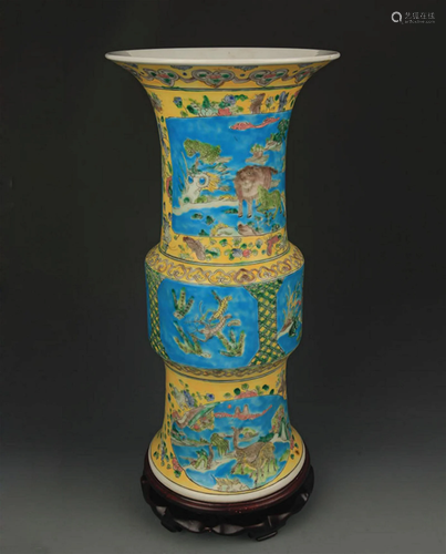 A TURQUOISE GROUND FAMILLE ROSE ANIMAL PATTERN VASE