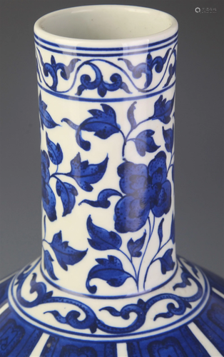 BLUE AND WHITE FLOWER PATTERN WOODEN CLUB SHAPED VASE