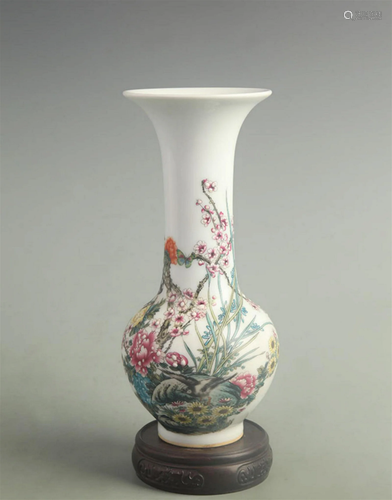 A FINE FAMILLE ROSE FLOWER AND BIRD FLOWER VASE