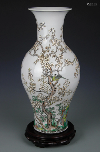 FAMILLE ROSE MAGPIE ON TREE PATTERN VASE