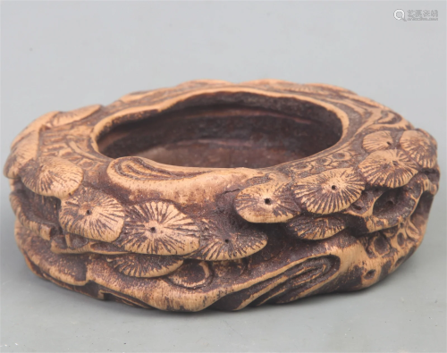 A FINE BAMBOO ROOT CARVING PEN WASHER