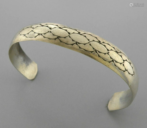 VINTAGE BEAUTIFUL NAVAJO STERLING SILVER CUFF BANGLE