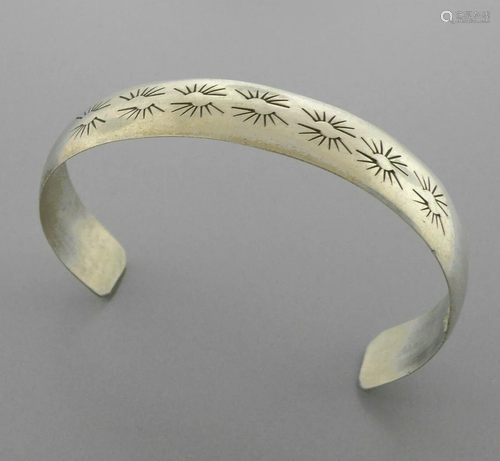 VINTAGE BEAUTIFUL NAVAJO STERLING SILVER CUFF BANGLE