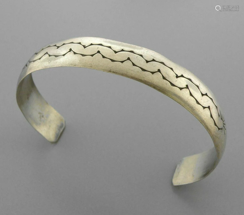 VINTAGE BEAUTIFUL NAVAJO STERLING SILVER CUFF BANGLE