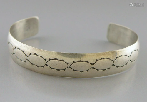 VINTAGE BEAUTIFUL NAVAJO STERLING SILVER CUFF BANGLE