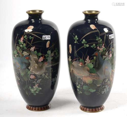 Art japonais Paire de vases pansus en cuivre aux émaux clois...