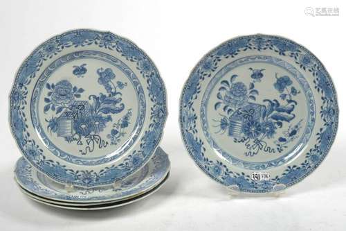 Art chinois Suite de cinq assiettes en porcelaine bleue et b...