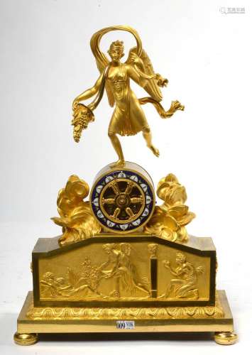 Horlogerie Pendule Empire en bronze doré surmontée d'une...